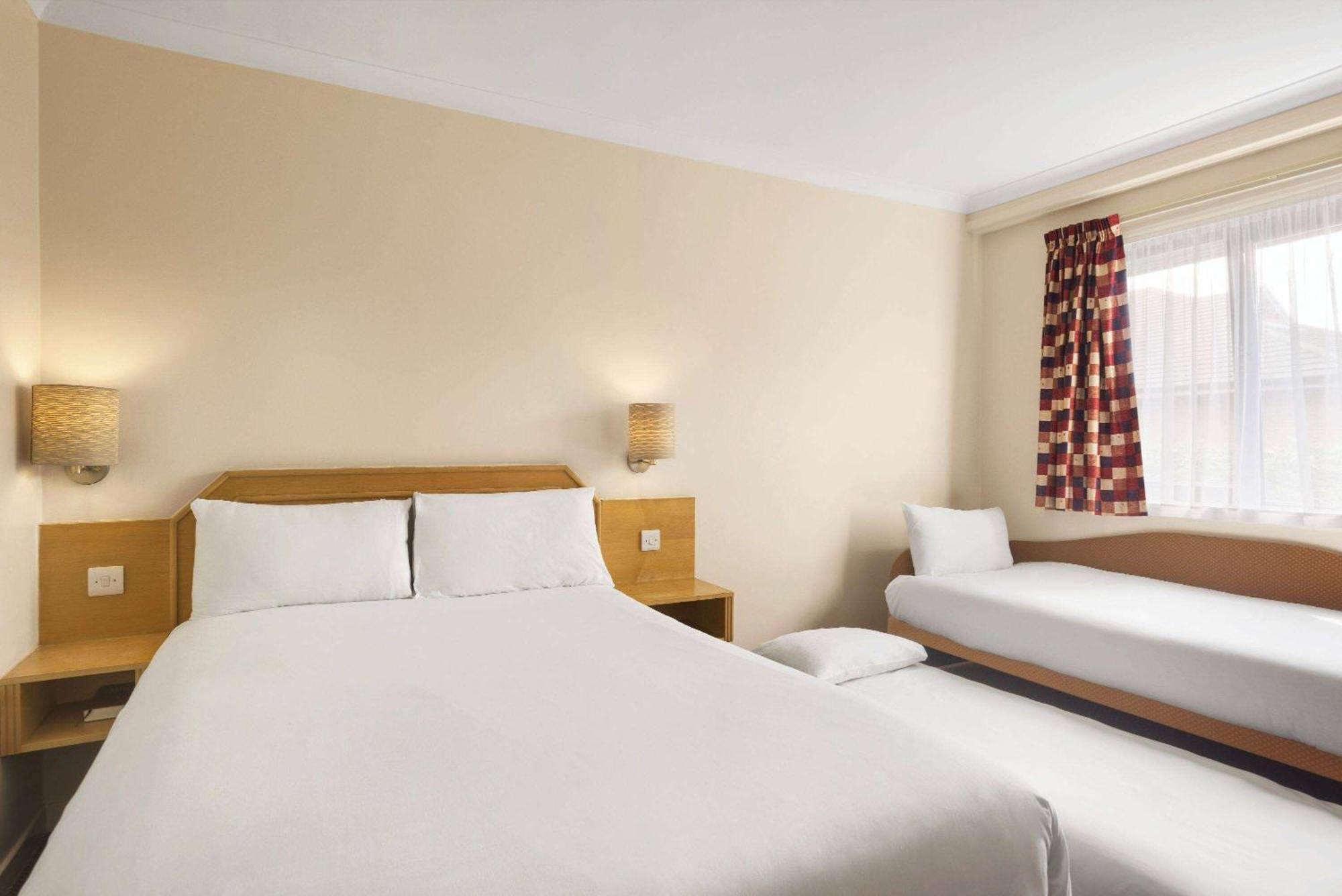 Days Inn Hamilton Buitenkant foto